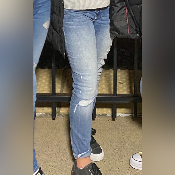 Lightly ripped high rise skinny jeans,REWASH brand. 4 front buttons.Size 5 or 27 - Picture 3 of 3